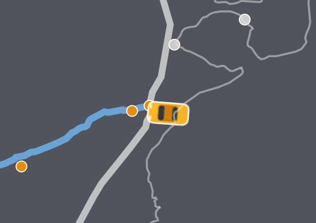 Auto avanzando sobre la ruta mientras se escribe una ciudad
